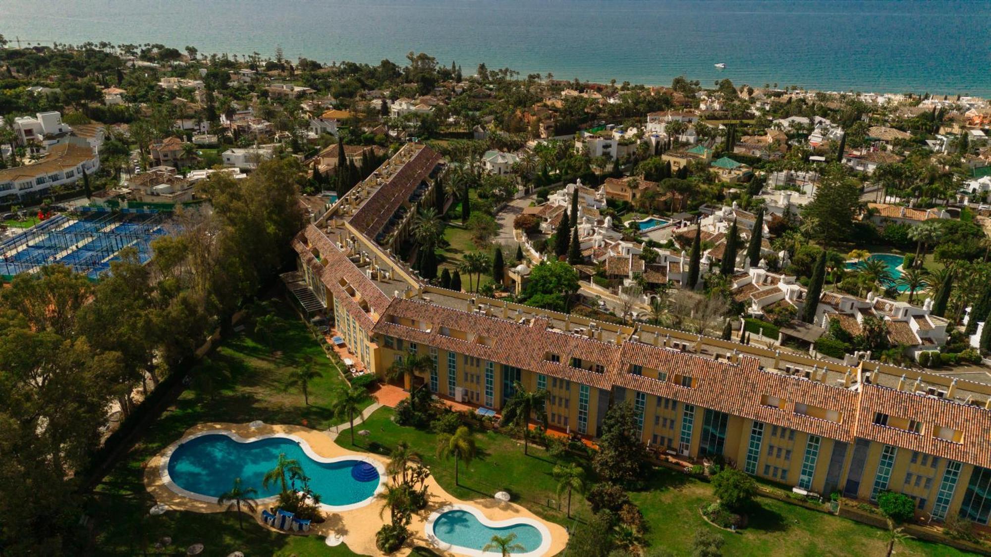 Coastal Apartment, With Swimming Pools And Close To The Beach, In The Tourist Bahia De *