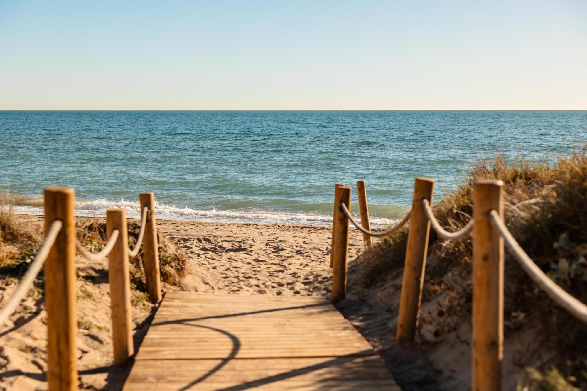 Coastal Apartment, With Swimming Pools And Close To The Beach, In The Tourist Bahia De *
